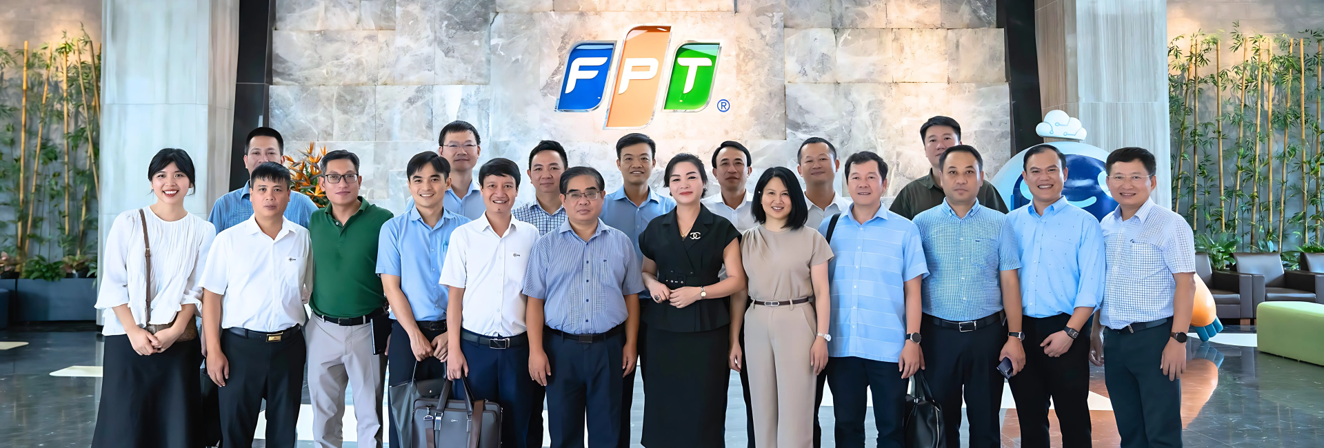 Đoàn Cán bộ Quản lý Cấp 2 Tập đoàn Điện lực Việt Nam đến thăm trụ sở FPT Digital
