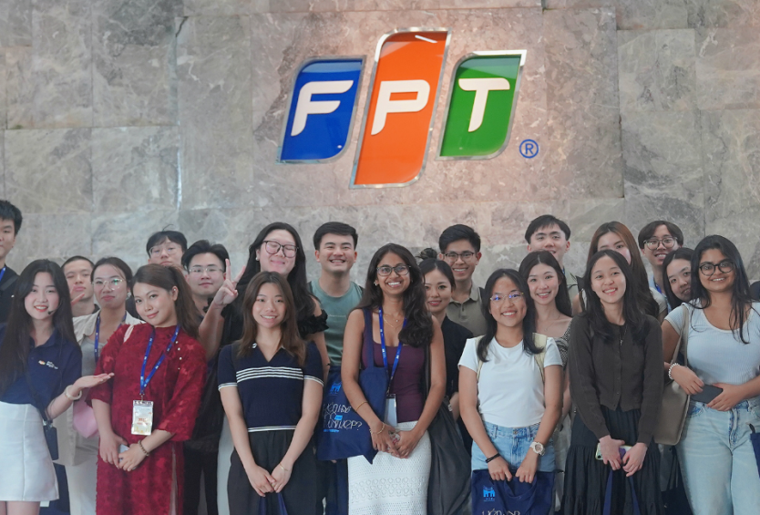 Đoàn sinh viên Singapore Management University và Trường Quản trị và Kinh doanh, Đại học Quốc gia Hà Nội tham quan trụ sở FPT Digital