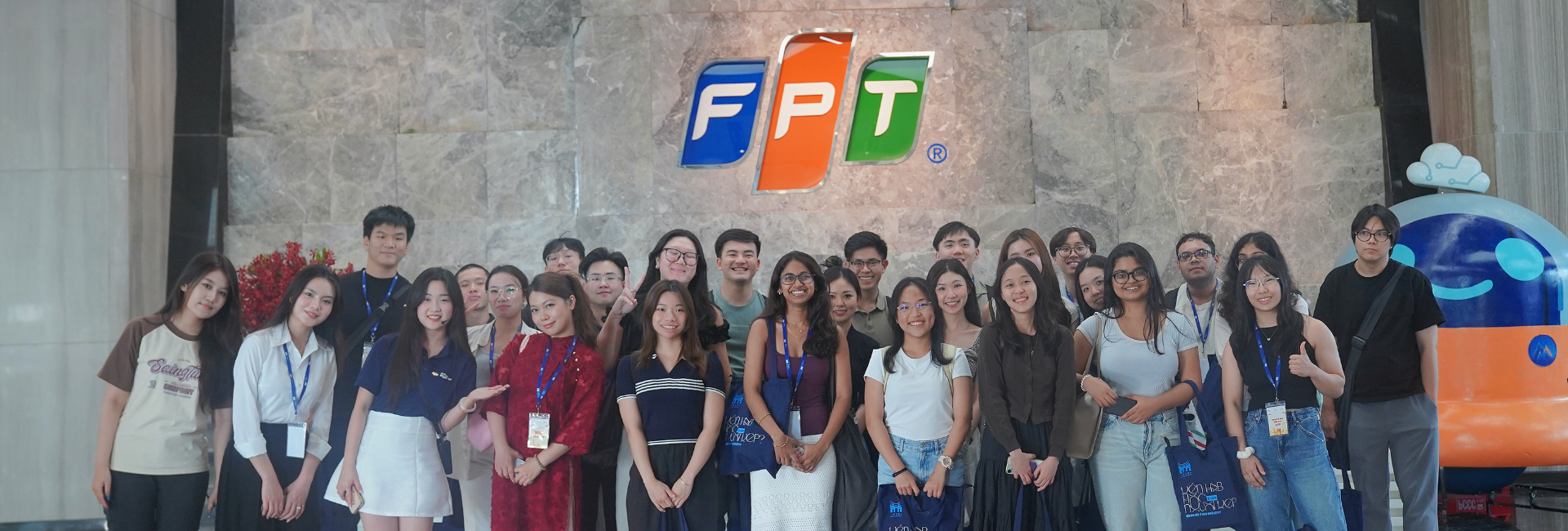 Đoàn sinh viên Singapore Management University và Trường Quản trị và Kinh doanh, Đại học Quốc gia Hà Nội tham quan trụ sở FPT Digital